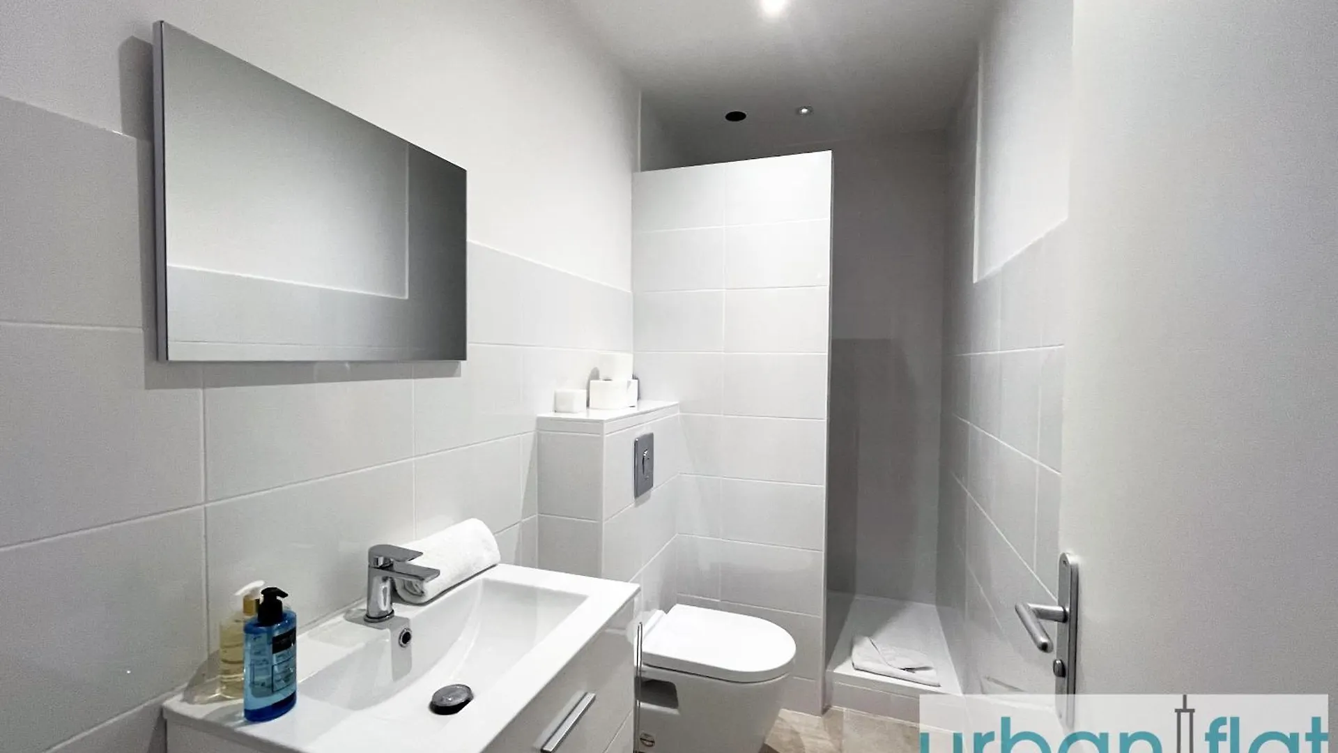 Urban Flat 168 - Spacious 1-bedroom In Apartment *