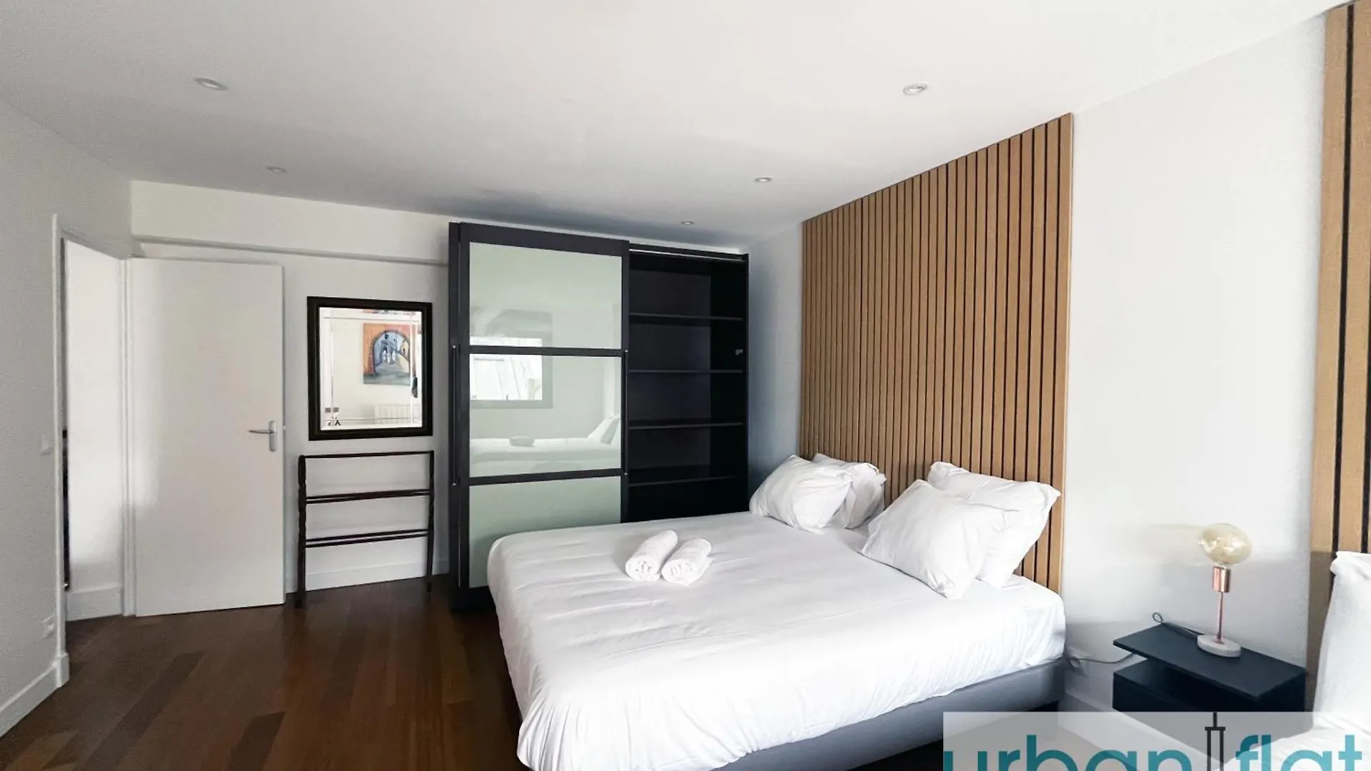 Urban Flat 168 - Spacious 1-bedroom In *